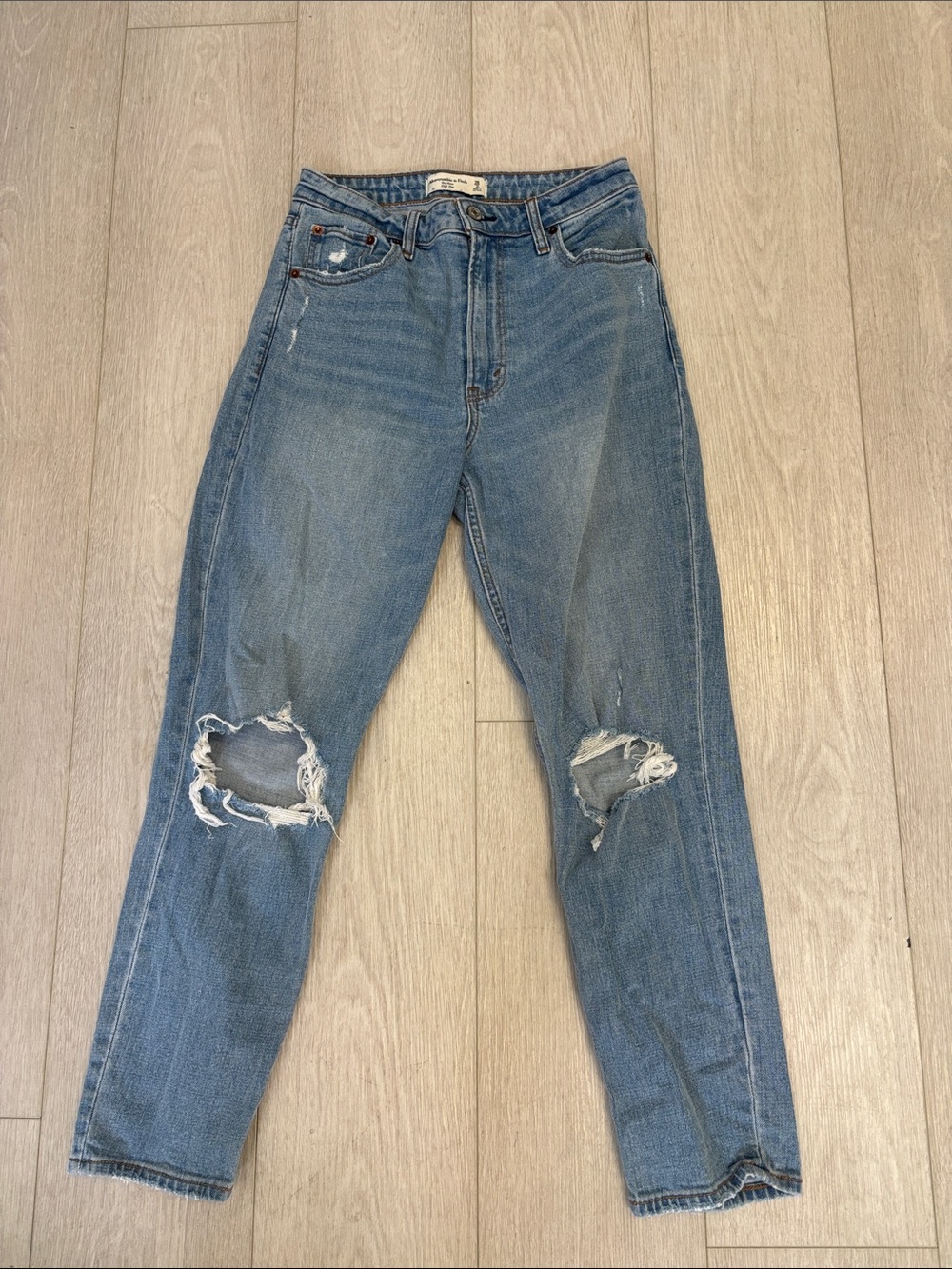 Abercrombie & Fitch The Mom High Rise Curve Love Jeans Distressed Knees 26 / 2 R
